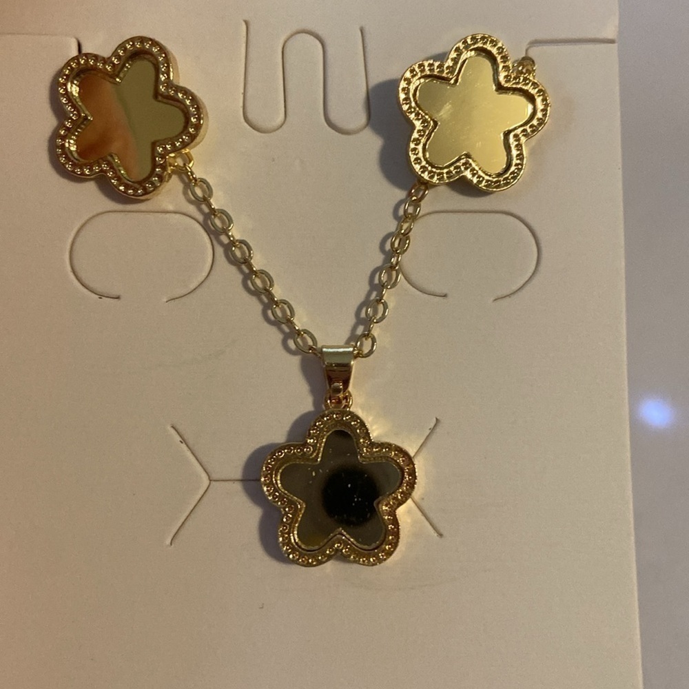 Boutique Gold Clover Flower Necklace and Earring Jewelry Set New